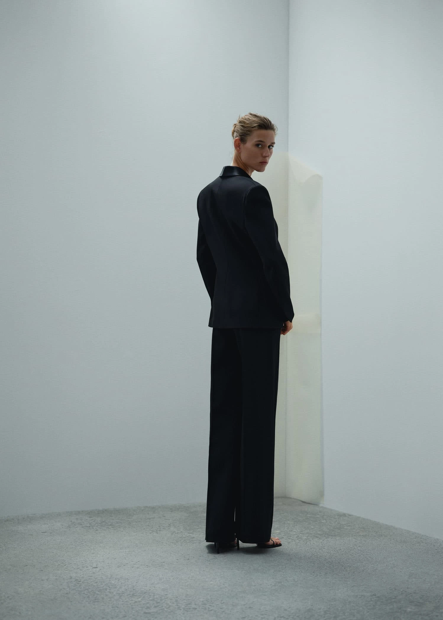 Pantalon Tailleur Palazzo Détails Satinés 5 Pantalon Tailleur Palazzo Détails Satinés – Image 3